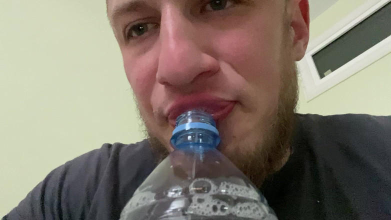 Hunky time: Альфа Наполняет Бутылку Его Слюной (сопли)