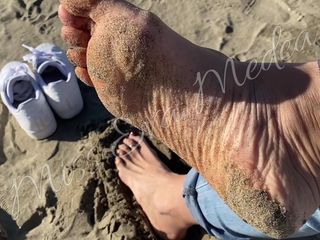 Miss Eva Medea: Đôi chân to lớn của tôi trên biển