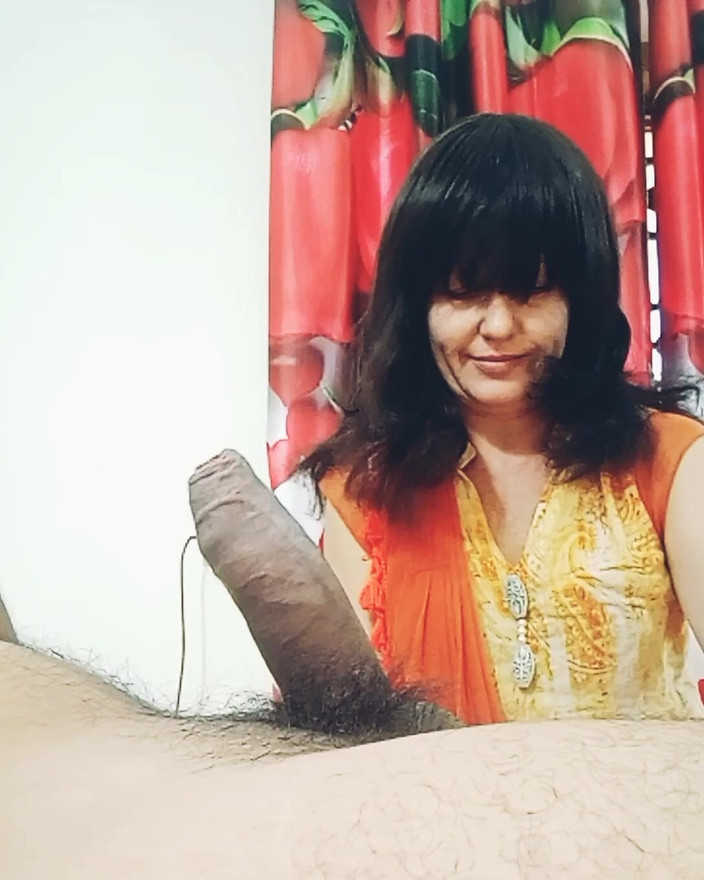 Bolly Karma: 彼女は幸せのために定期的なセックスを必要としているだけです