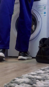 Домогосподарка застрягла в пральній машині, і сантехнік трахнув її