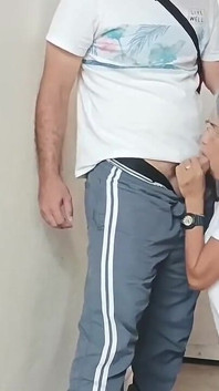 Dávám svou šťavnatou kundičku cizinci, On mě šuká skvěle. Takový tlustý penis mě nechal chtít víc