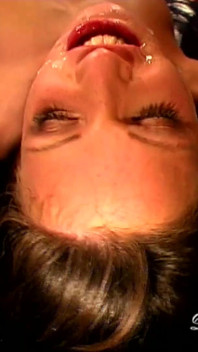 Une salope brune reçoit un facial énorme dans un bukkake ggg