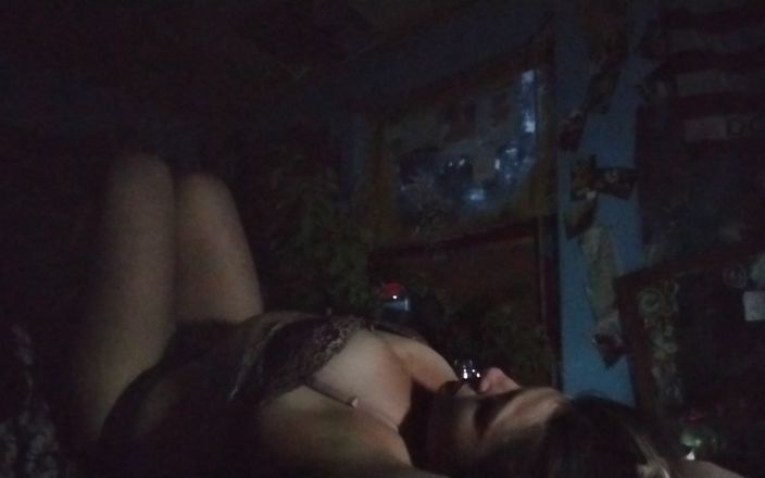 Freakshowsuckerr: Bella bruna gioca con se stessa sul divano