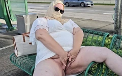 Olgun tesettürlü Müslüman orta yaşlı seksi kadın otobüs durağında açık havada halka açık mastürbasyon yapıyor ve yanından bir sürü araba geçiyor