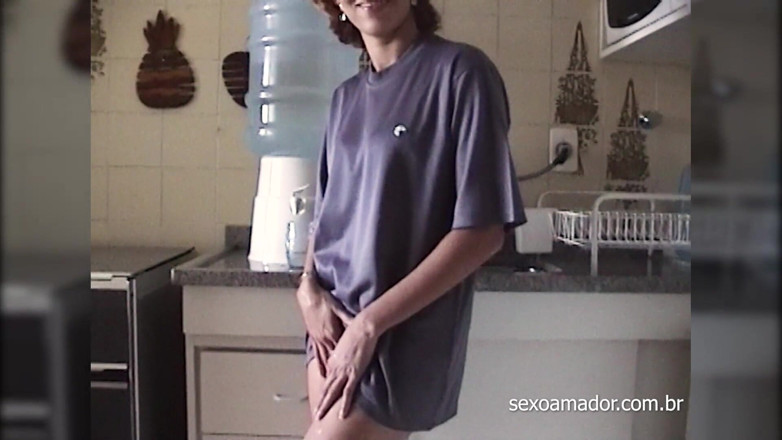 Amateurs videos: Amico che mostra culo, figa e culo in cucina