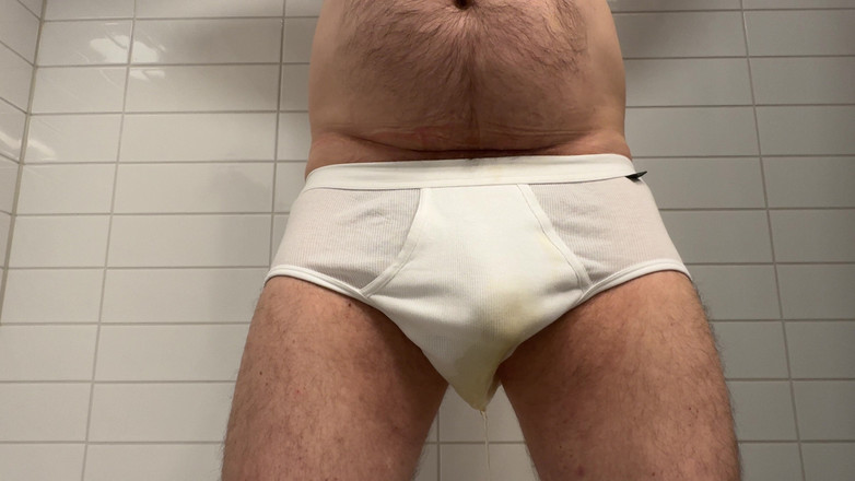 Beardedcummer: Papa pist in zijn nieuwe witte slip