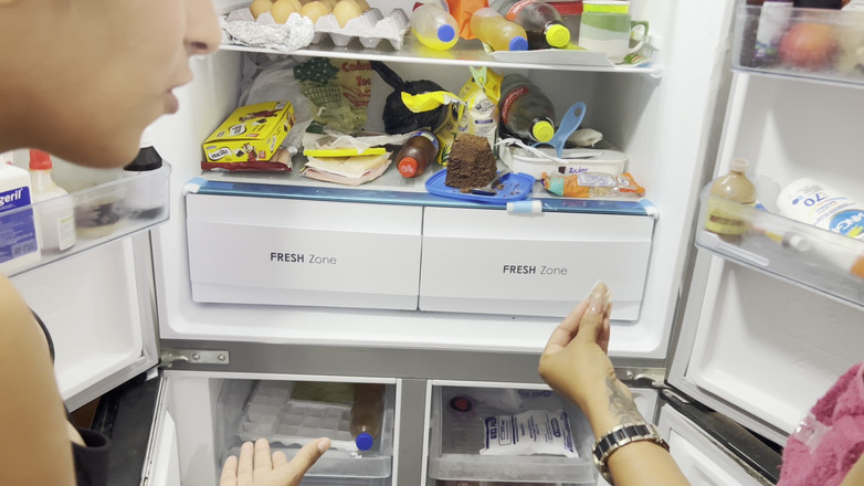 BigAssStepmom2: 巨乳の継母と大きなお尻の継娘が舌でキスし、手作りのレズセックスをする