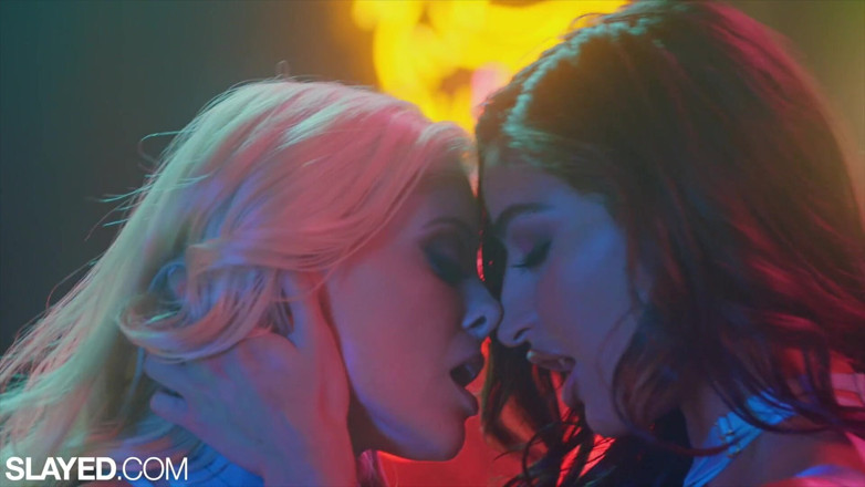 Slayed: Emily et Charlotte, femmes pulpeuses à la léchée, se font baiser