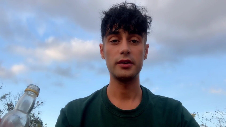 Idmir Sugary: 子男孩的任务 - 在户外吃你主人的瓶子里的精液