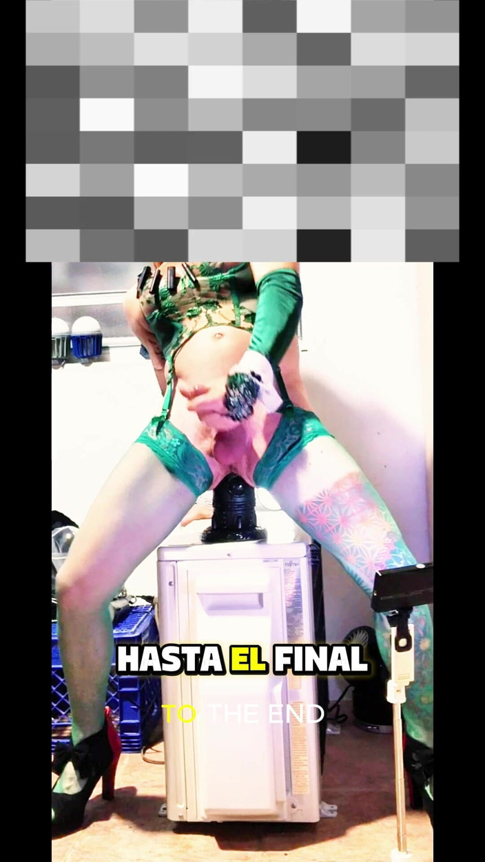 Benito414: TS Shemale v vysokých podpatcích velmi sexy zelené punčochy ukazující...