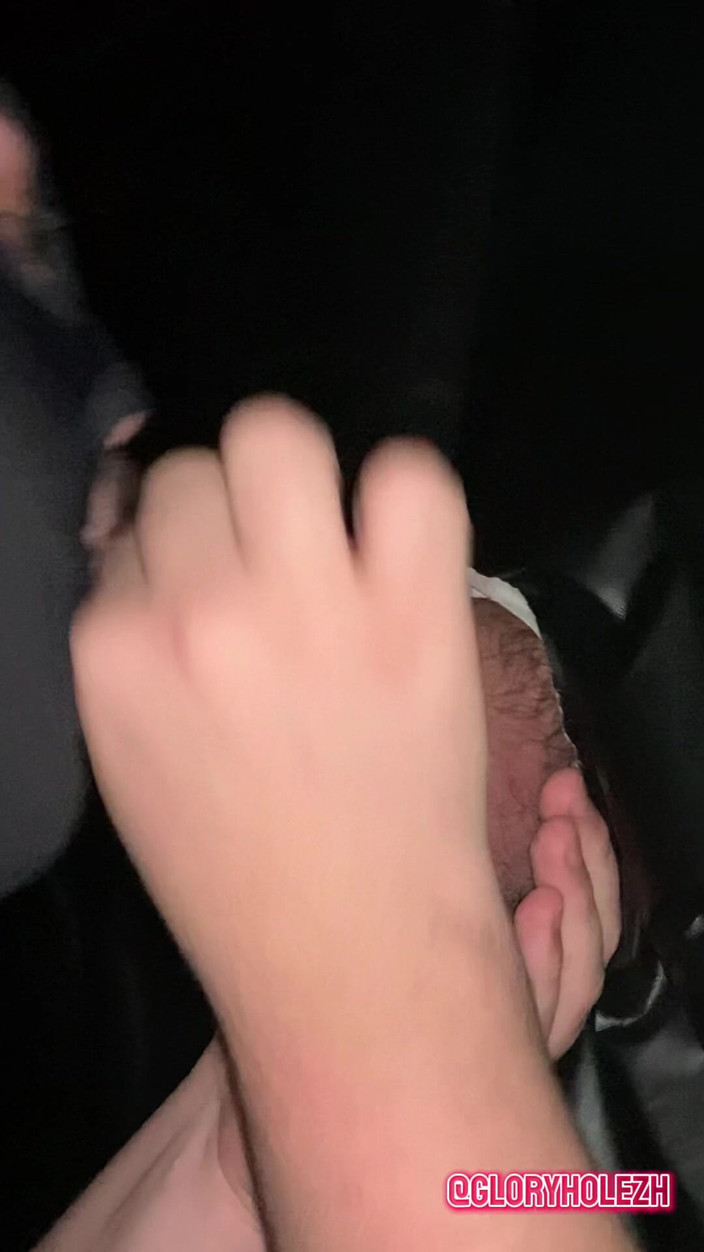 gloryholezh: Un joueur de football de 22 ans reçoit sa première pipe...