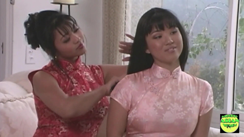Naughty Asian Women: アジアの女の子は、彼女が異人種間の三人組で2つの大きなコックを受け取るように不信感で見ています