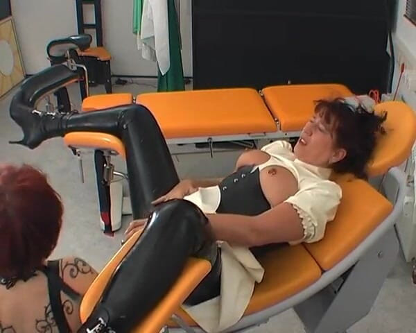 Rubber & Clinic Studio - 1ATOYS: Лесбіянки, спеціальне бондаж і гумові ігри