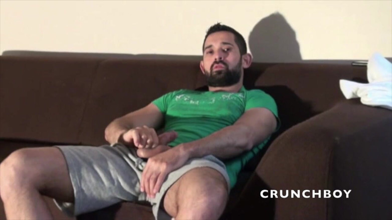 Crunch Boy: Billy scopata con le sneakers dal top master latino