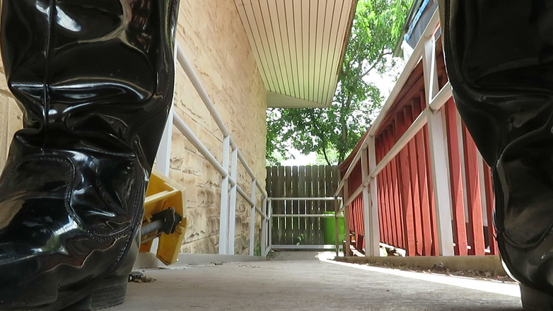 BBW nurse Vicki adventures with friends: Тест на чорні чоботи крупним планом для дроблення відео