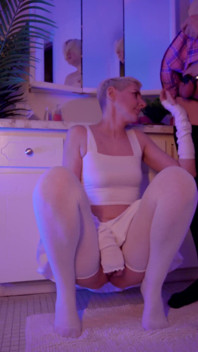 4K - Une fille jouit en touchant des couilles de tapette