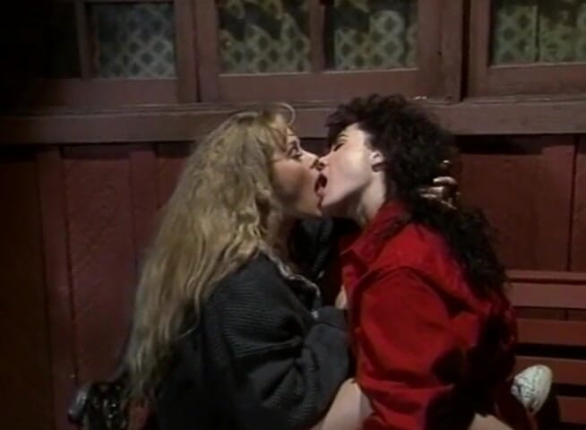 Lesbo Tube: หีขนดกของสาวผมน้ำตาลเซ็กซี่ถูกเลียและนิ้วเล่น
