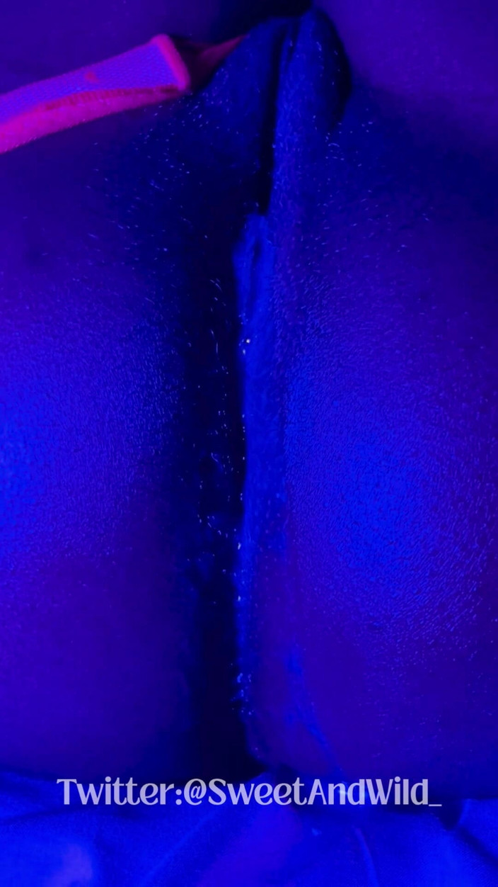 AfroLatinCouple: Ebenholz-göttin leckt neon-tanga &amp;dildo-squirting