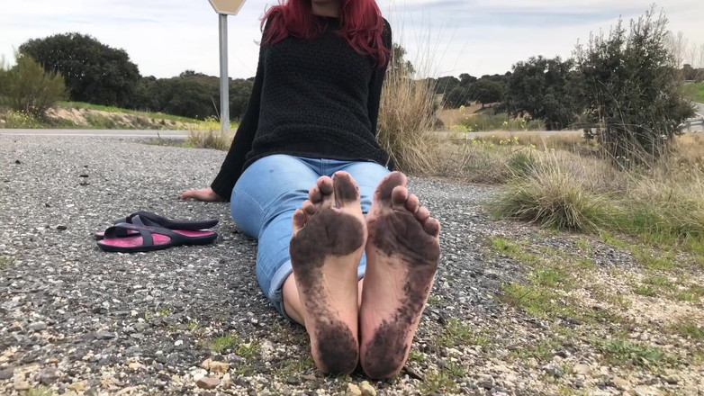 Candystart Videos: 汚れた足の靴底、歩き、からかいがある