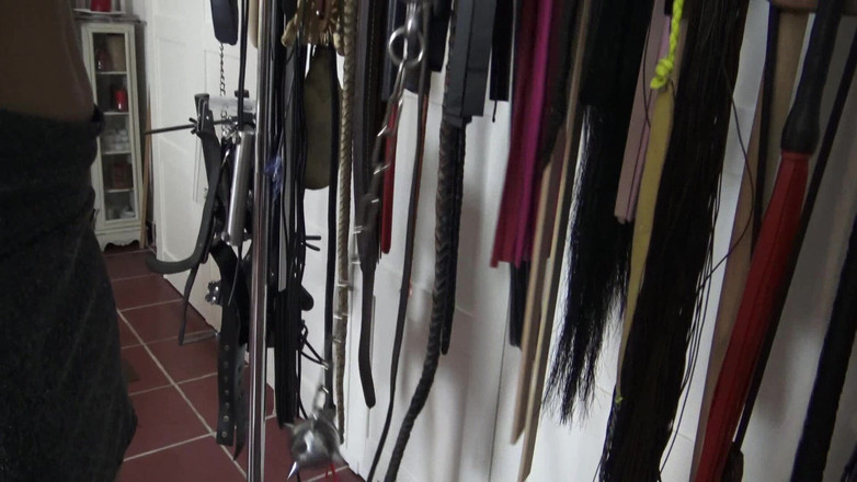 Femdom Austria: Schiavo di Casting! Test 6: Sedia a chiodi con porta elettrica...