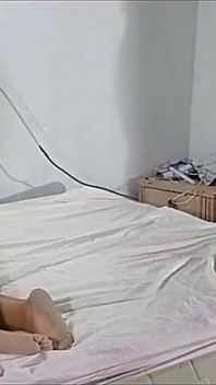Encontré a mi hermanastra siendo follada por su novio en el dormitorio, no puedo esperar y me masturbo