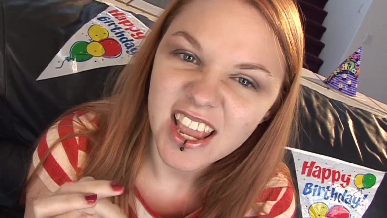 Oldschool X: Finalmente 18! Ela recebe uma festa de foda no aniversário dela!