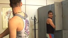 Gays Case: 체육관 강사 안드레이 안드레이는 근육 긴장을 완화하기 위해 라틴 트윈크 앨런 멘데스를 도와줍니다.