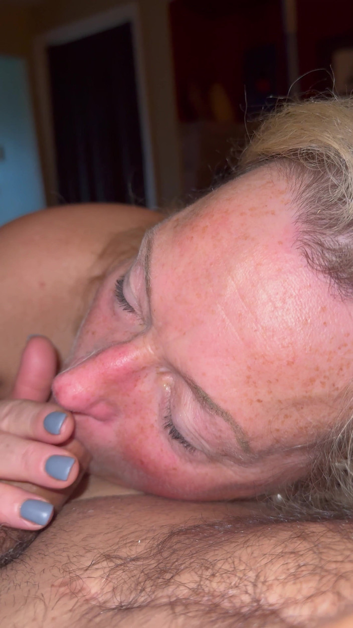 Bonewizzard69: Orální milf blondýna, pihy, zelené oči saje tátu