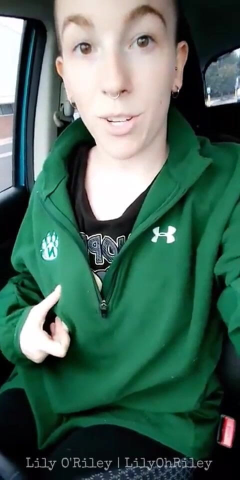 Lily O'Riley: Ruiva gostosa tira roupa pós-treino e goza tudo sobre a...