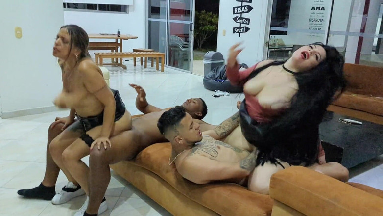 Anotonella-jones: Antonella i Mara odwiedzają dwóch gangsterów w ich luksusowym domu...