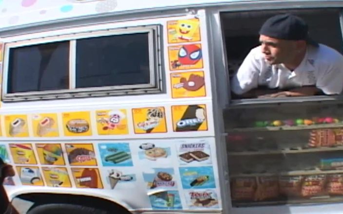 The Window of Sex: 热辣的冰淇淋场景-1_brunette少女喜欢和冰淇淋卡车上的男人做爱