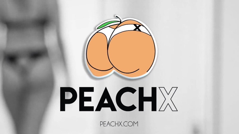 Peachx: Fit MILFs hook up after workout