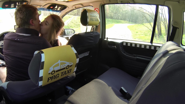 Czech Taxi: 운전석에서 시오후키하는 미녀