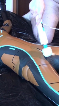 침대에 부착하고 마사지 바이브레이터로 자위하는 Latex Danielle