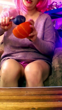 Lady angela si strofina i suoi piedi sporchi su una zucca tru up