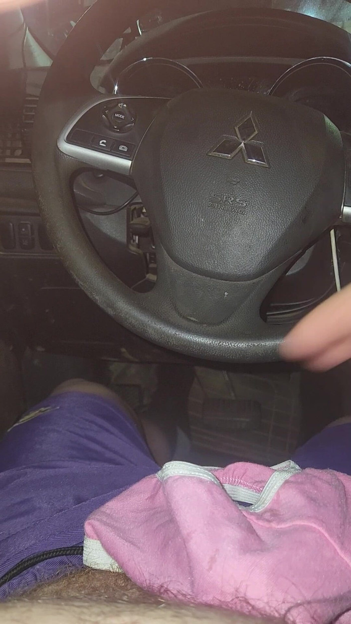 Djk31314: Uso le mutandine rosa per masturbarsi in auto.