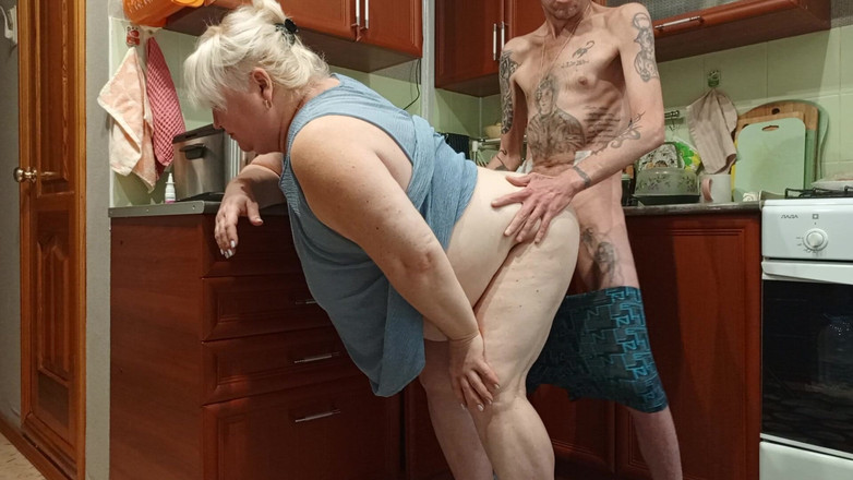 Zona901: J’ai fessé le gros cul de ma belle-mère dans la...