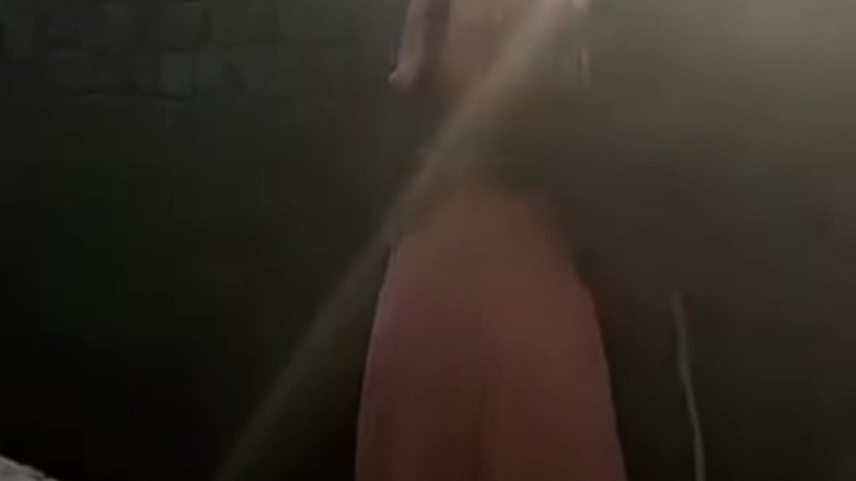 Trilokinath: Namorada do interior beijando recarga de água ao ar livre em...