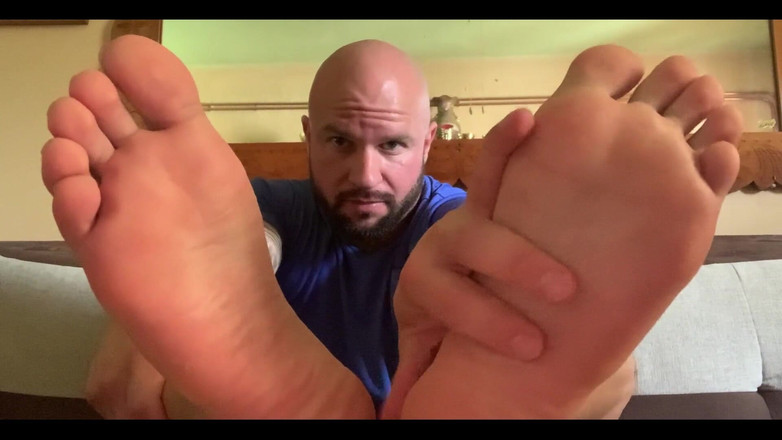 Jasons feet: ‪i Bring You Over to My Grandparents House.