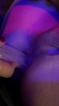 Bondage Shemale Extended - Ashe Vex in geoliede latex wordt vastgebonden, gevingerd en anaal gemasturbeerd met een dildo door Daniela Zhukov