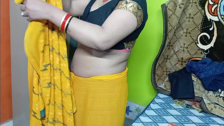 Manjushukla: Piękny Bhabhi ubrany w żółty sari