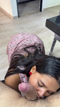 Si rambut coklat yang cantik dengan bibir yang cantik menghisapnya lazat