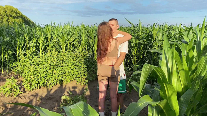 Julia Say No: Follada duro a una linda nena multiorgásmica en un campo...
