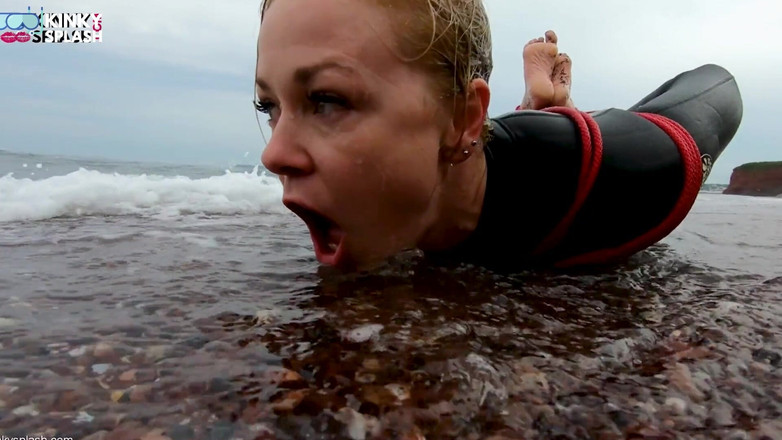 UKCuteGirl: In einem Wetsuit im hogtie - Rope Bondage Escape herausforderung am...