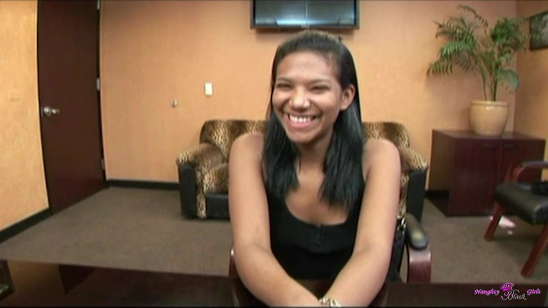 Naughty Black Girls: Tato roztomilá Latinoameričanka chce být ošukaná starším chlákem a vezme...