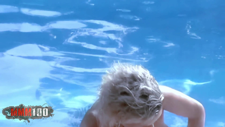 MMM100: Delfynn Delage : une blonde à gros nichons pose à la piscine