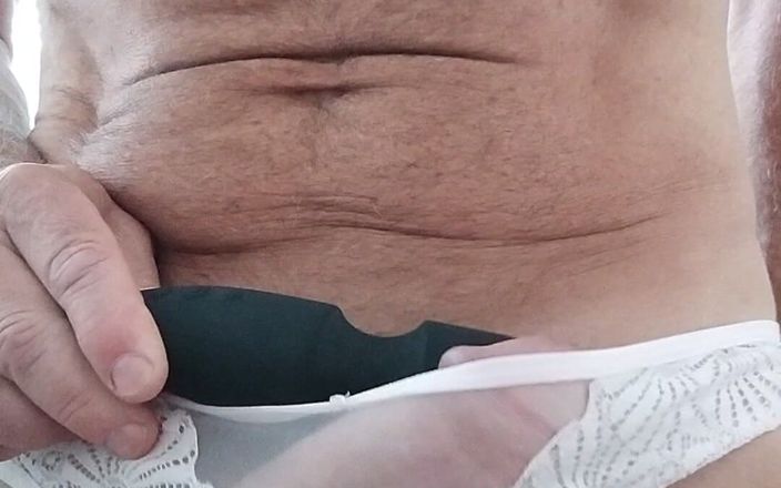 dragontrainer5: Un soutien-gorge et une culotte trans jouissent avec une baguette