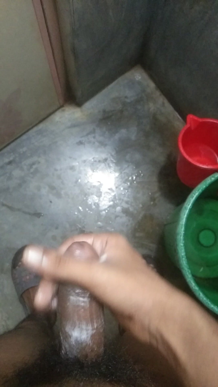 Viral_tiktokar: Jadi aku pergi ke kamar mandi, meletakkan sabun di tanganku,...