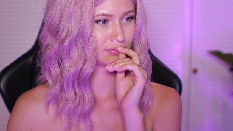 Stella Cardo: Ой... Я щойно вкрав твою увагу?