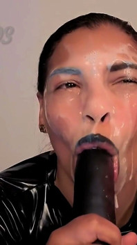 Anzügliche Fantasie für die Nacht: Sperma explodiert im Gesicht einer wilden Latina in Latex.
